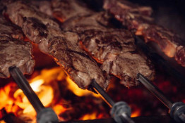 Comercial Santos: Dia de frio em Castanheira chama um bom churrasco