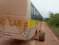 Castanheira: desconhecidos "depenam" ônibus escolar