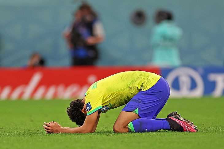 Futebol se joga, a seleção brasileira se dança