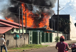 Residência pega fogo em Castanheira