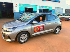 Ex funcionária da Saúde de Castanheira recebe carro do Natal Premiado