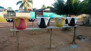 Construtor usa folgas para fabricar vasos de flores em Castanheira