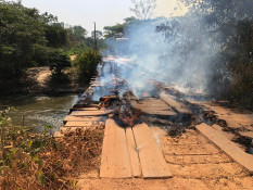 Fogo em ponte e lixo na pista: soluções