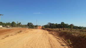 Obras de pavimentação asfáltica na Avenida Carolina Rezzieri avançam.