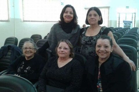 Por uma estranha coincidência, Dona Aparecida, Alair e Edna (sentadas)