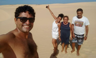 Dona Arlete com os três filhos