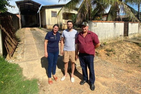 Filipe e amigos em frente a residência onde nasceu