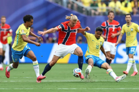 Haaland disputa bola com a defesa brasileira em Brasil x Noruega • Buda Mendes/Getty Images/Via Fifa